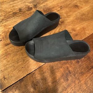 Bryr Norma mono chromatic black sandal